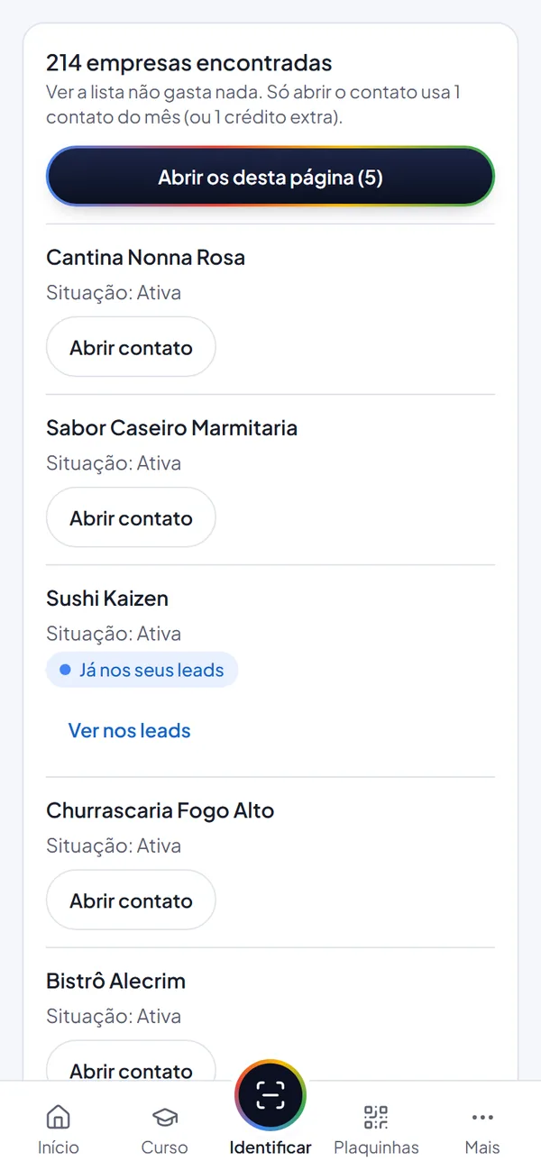 Buscador de Leads no celular: lista de empresas com o botão Abrir contato e uma delas marcada como já nos seus leads